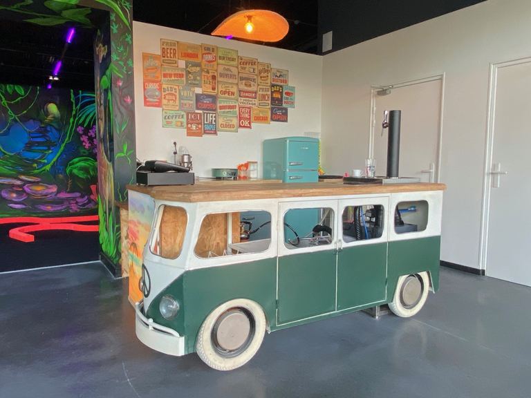 Le bar du Goolfy aménagé dans un van Volkswagen