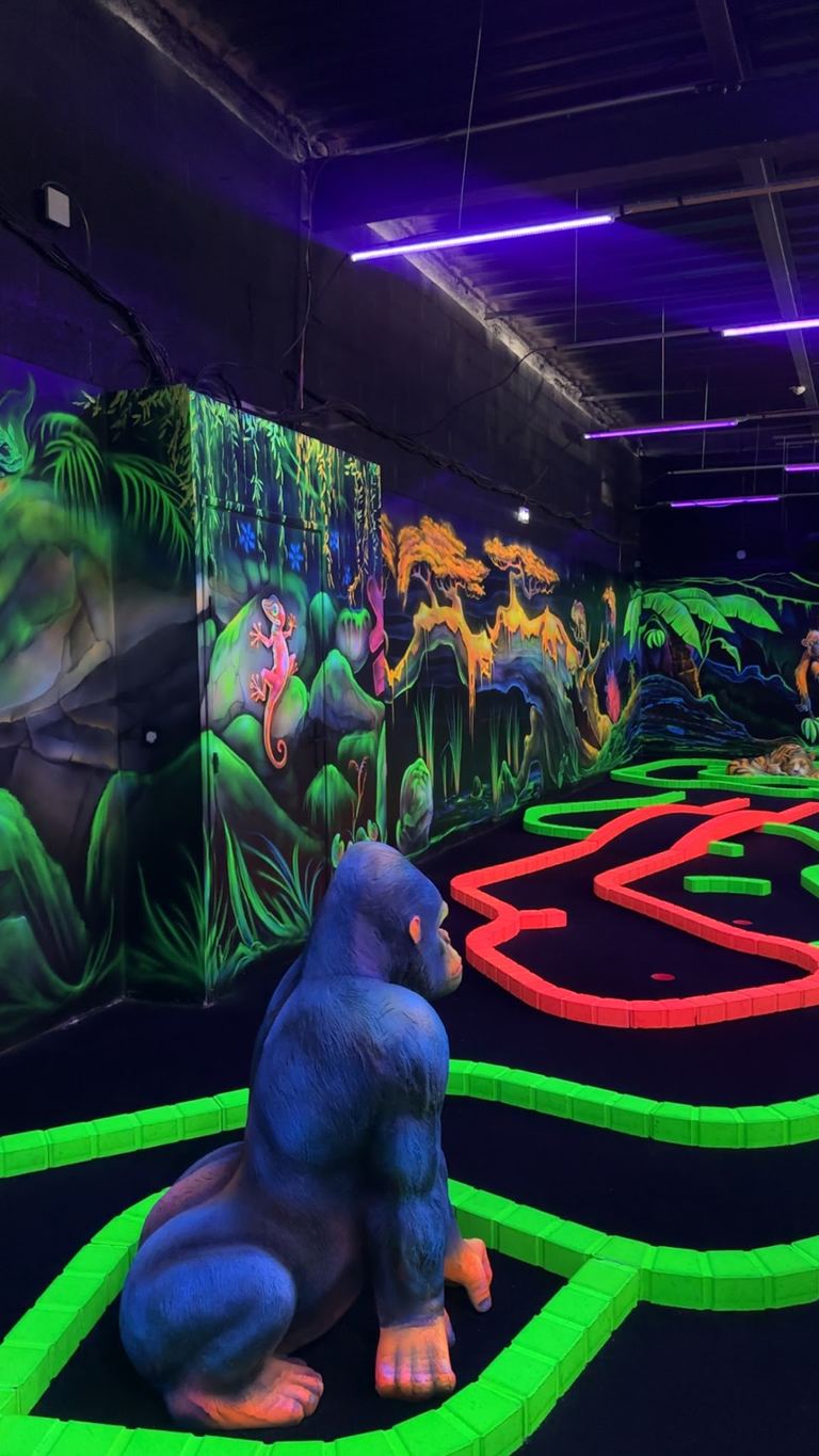 Le gorille fluorescent au bord de l'allée du parcours