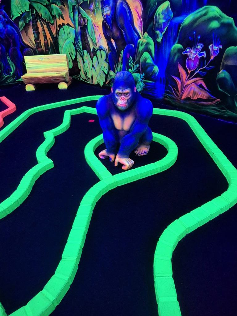 Le gorille bleu fluorescent du parcours