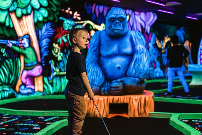 Un enfant putter en main devant le gorille fluo