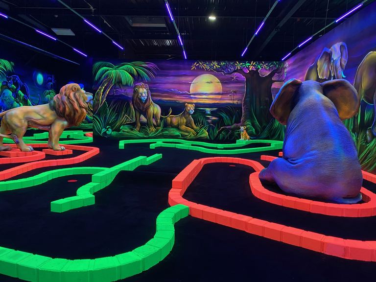 Le parcours de mini-golf fluo du Goolfy Merlimont : lion, éléphant et fresque de jungle dans un univers fluo et coloré