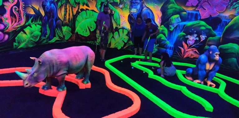Hippopotame fluo et joueurs sur le parcours