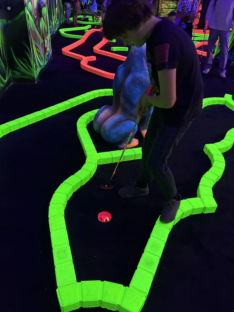 Un enfant putte sur une piste verte fluorescente