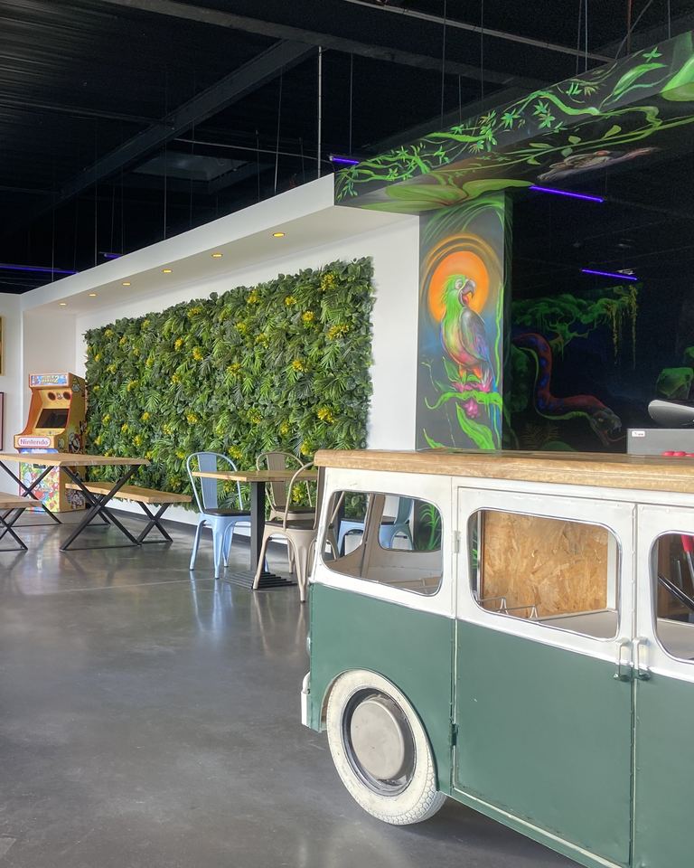 Le van aménagé en bar et la fresque du perroquet
