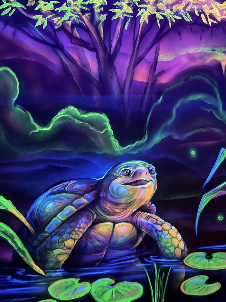 La tortue fluorescente peinte à la main
