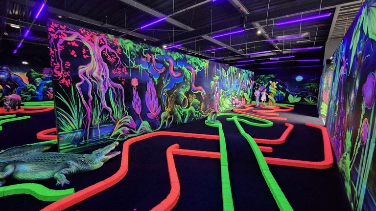 Vue générale du parcours de mini-golf fluorescent du Goolfy